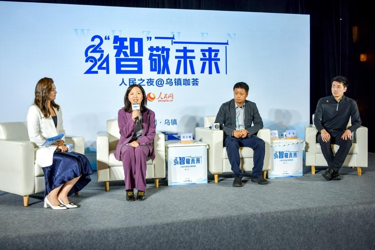 在對話環(huán)節(jié)，趣丸科技總編輯、副總裁任少峰，星云智慧機器人CEO李明，可之教育大模型創(chuàng)始人王冠討論“人工智能如何惠及大眾”。人民網(wǎng)記者 任峰濤攝