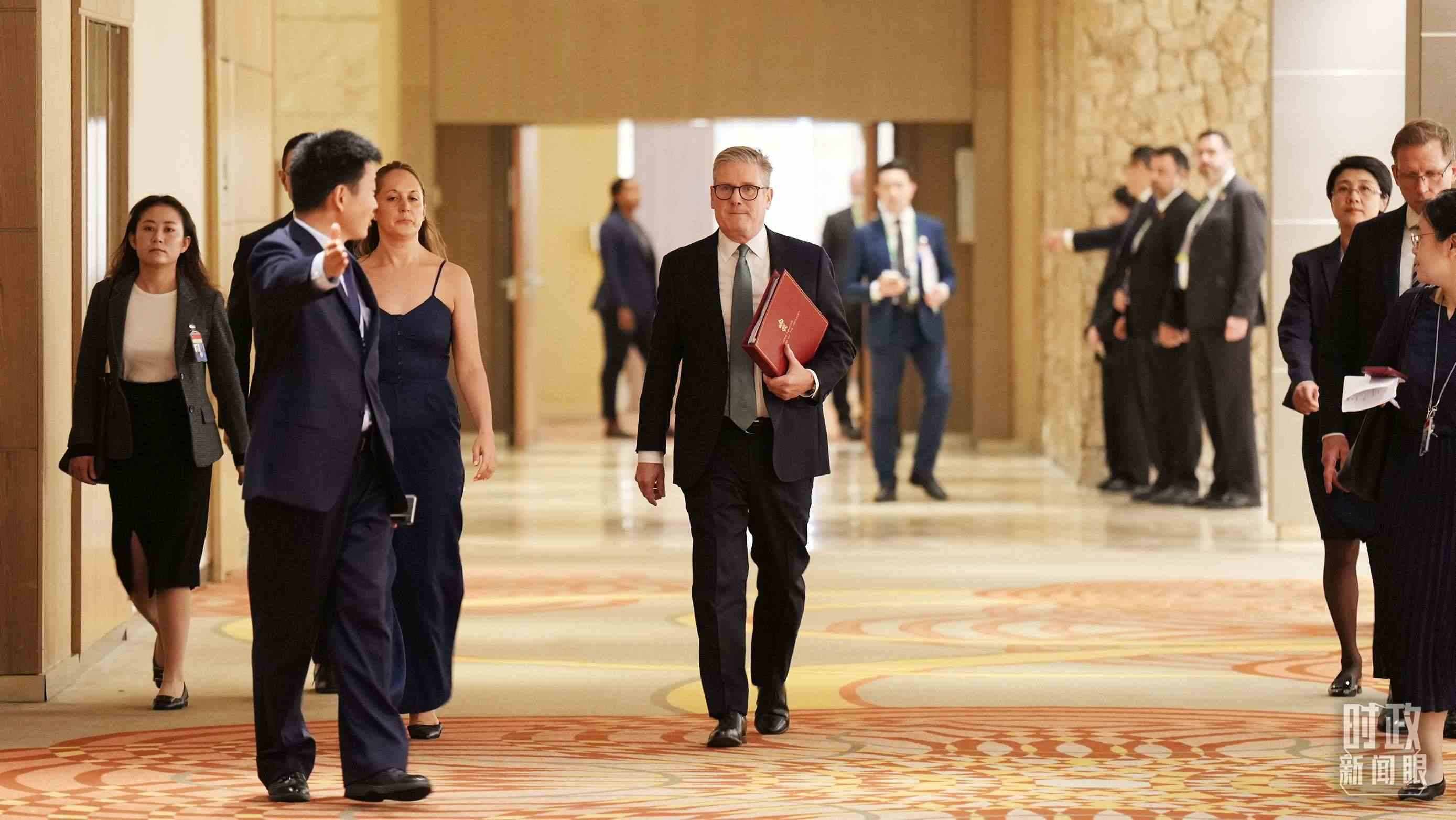 英國(guó)首相斯塔默抵達(dá)會(huì)見(jiàn)現(xiàn)場(chǎng)，這是他首次同習(xí)主席面對(duì)面交流。