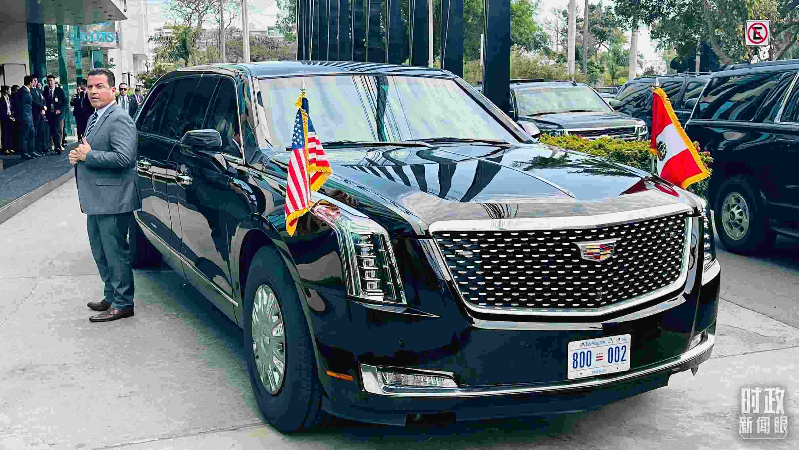 美國(guó)總統(tǒng)拜登乘車(chē)抵達(dá)中美元首會(huì)晤現(xiàn)場(chǎng)。（總臺(tái)央視記者范一鳴拍攝）