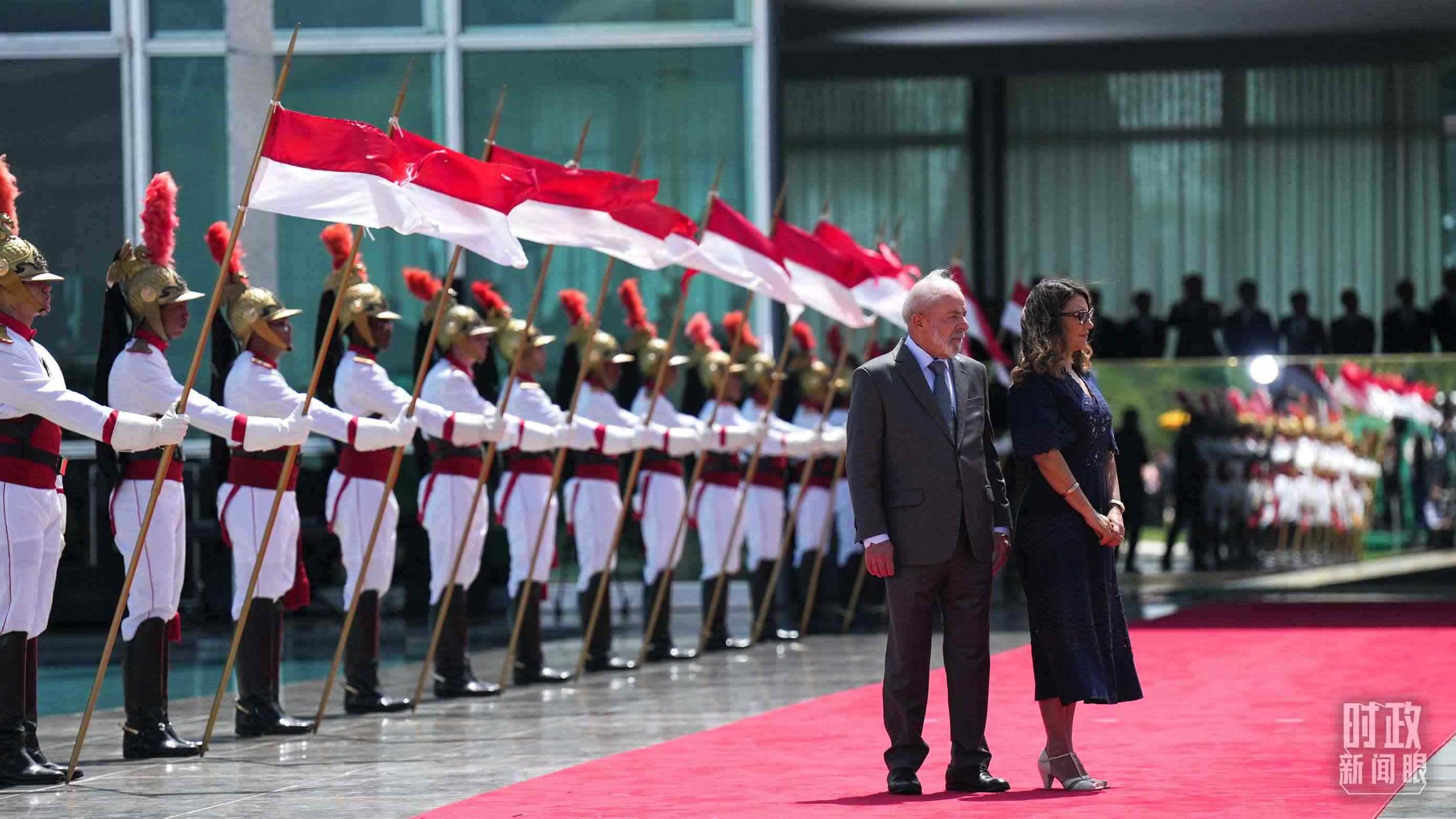 巴西總統(tǒng)盧拉和夫人羅桑等候習(xí)主席到來(lái)。