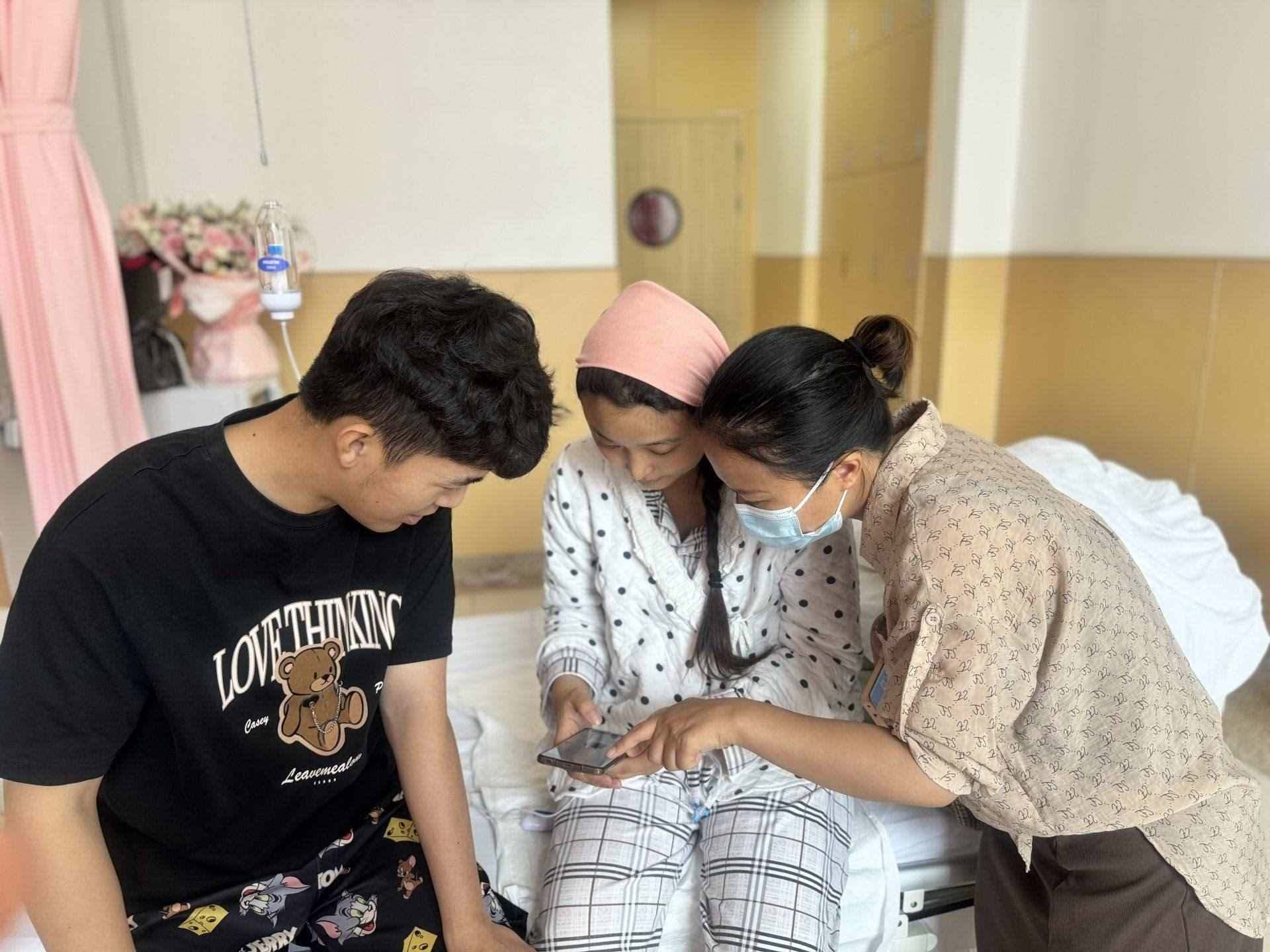 新生兒家庭通過(guò)手機(jī)辦理新生兒出生“一件事”。安徽省數(shù)據(jù)資源管理局供圖