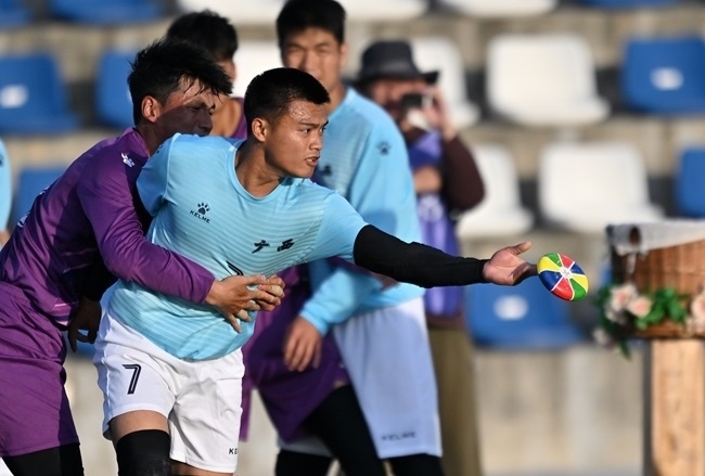 11月28日，花炮半決賽，廣西隊(duì)與海南隊(duì)展開激烈角逐。新華社記者 郭程攝