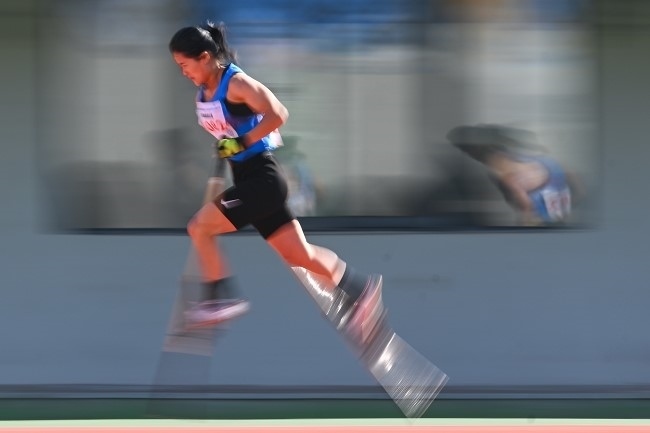 11月28日，海南隊(duì)選手吳明芬在高腳競(jìng)速比賽中。新華社記者 杜子璇攝