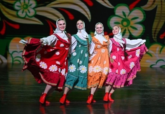 6月22日，2024-2025“中俄文化年”海南島歡樂(lè)節(jié)俄羅斯藝術(shù)團(tuán)體巡演在?？谑信e行。新華社記者郭程攝