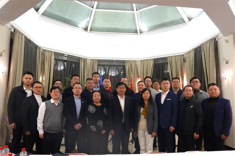 集體合照。中國(guó)駐烏克蘭大使館供圖