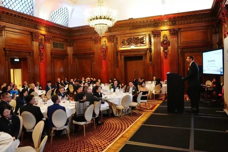 中英各界代表歡聚一堂展望2025新航程。吳若鳴攝