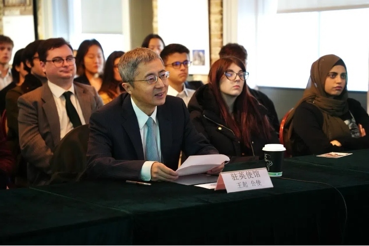 中國駐英國大使館公使王起發(fā)表講話。吳若鳴攝