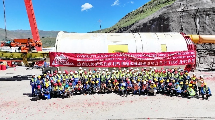 中外方建設者合影留念。中水電十一局供圖