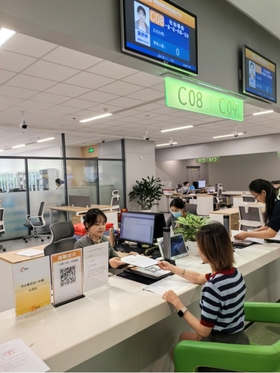 成都高新區(qū)“開辦餐飲店一件事”服務窗口。成都市市場監(jiān)督管理局供圖