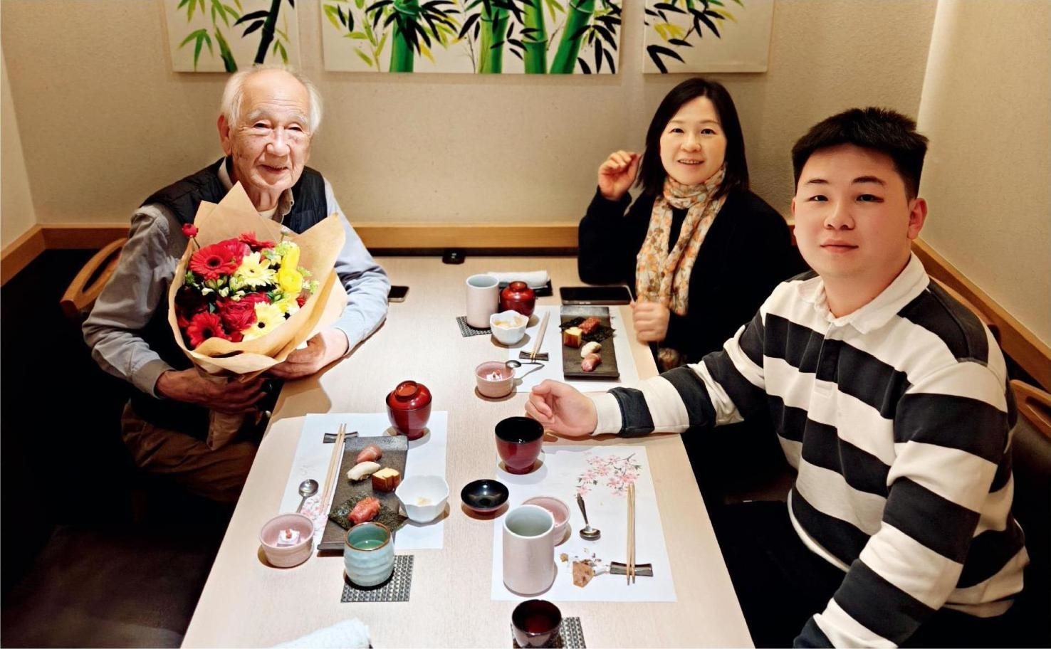 佐佐木俊一與彭林（中）、彭俊霖（右）在一起。