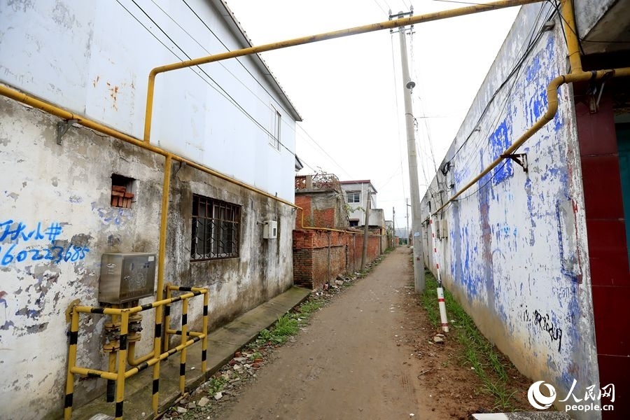 中燃公司在玉山鎮(zhèn)鋪設完工的燃氣管網。人民網記者 慎志遠攝