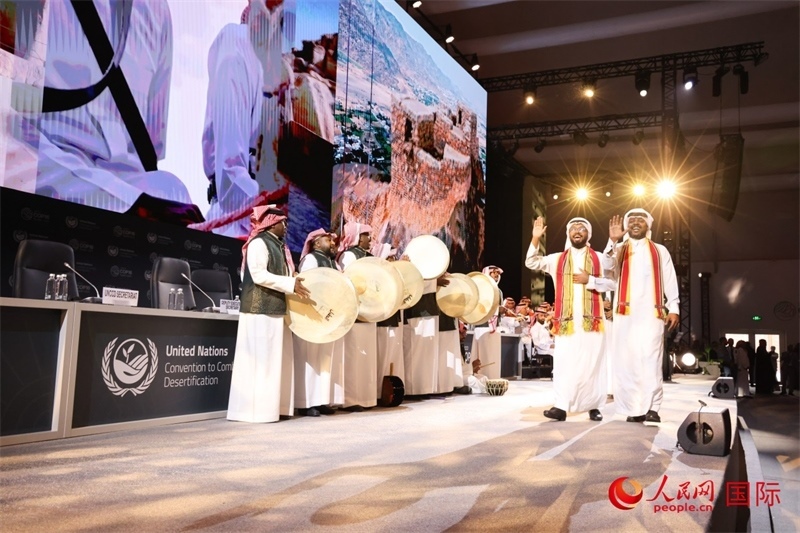 《聯(lián)合國防治荒漠化公約》第十六次締約方大會2日開幕。圖為開幕式表演。人民網(wǎng)記者任皓宇攝