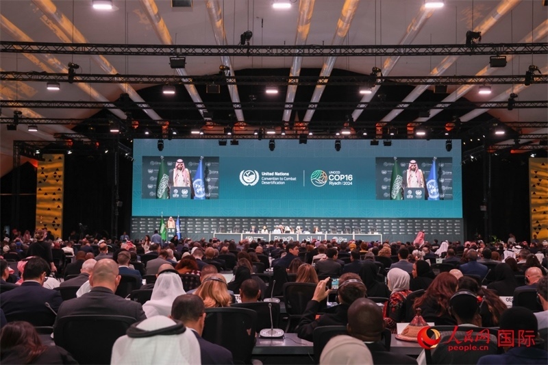 《聯(lián)合國防治荒漠化公約》第十六次締約方大會2日開幕。圖為開幕式現(xiàn)場。人民網(wǎng)記者任皓宇攝