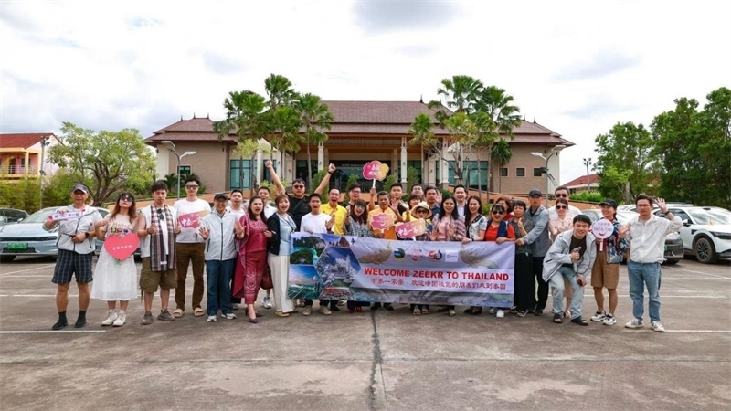 參與活動(dòng)的中國(guó)游客與當(dāng)?shù)靥﹪?guó)人合影。活動(dòng)主辦方供圖