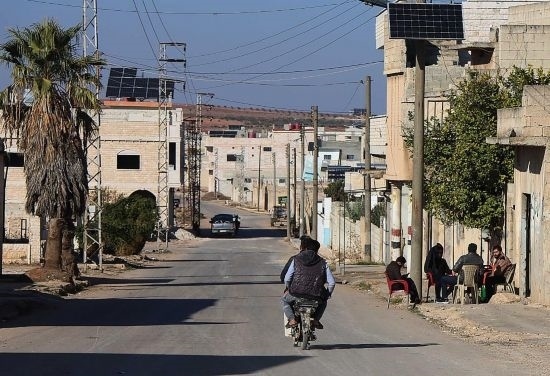 這是12月1日拍攝的敘利亞哈馬省北部一處城鎮(zhèn)街道。新華社發(fā)