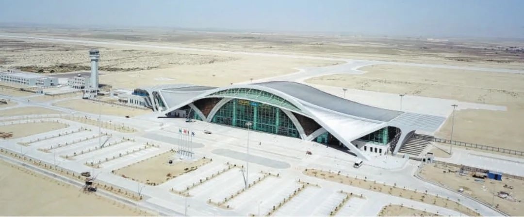 今年10月正式竣工的巴基斯坦瓜達(dá)爾新國際機(jī)場是中巴經(jīng)濟(jì)走廊建設(shè)進(jìn)一步走向深入的重要標(biāo)志，有力推動(dòng)中巴經(jīng)濟(jì)走廊建設(shè)成為高質(zhì)量共建“一帶一路”的示范性項(xiàng)目。圖為瓜達(dá)爾新國際機(jī)場。艾哈邁德·卡邁勒 攝（新華社發(fā)）
