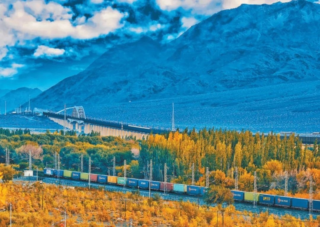 2013年，隨著共建“一帶一路”倡議提出，中歐班列應(yīng)運(yùn)而生。今年11月20日，第十萬列中歐班列正式出境。截至目前，中歐班列累計(jì)運(yùn)送貨物超1100萬標(biāo)箱、貨值超4200億美元，貨物品類達(dá)53大類5萬余種。圖為中歐班列行駛在新疆烏魯木齊達(dá)坂城濕地。擺風(fēng)亮 攝（新華社發(fā)）