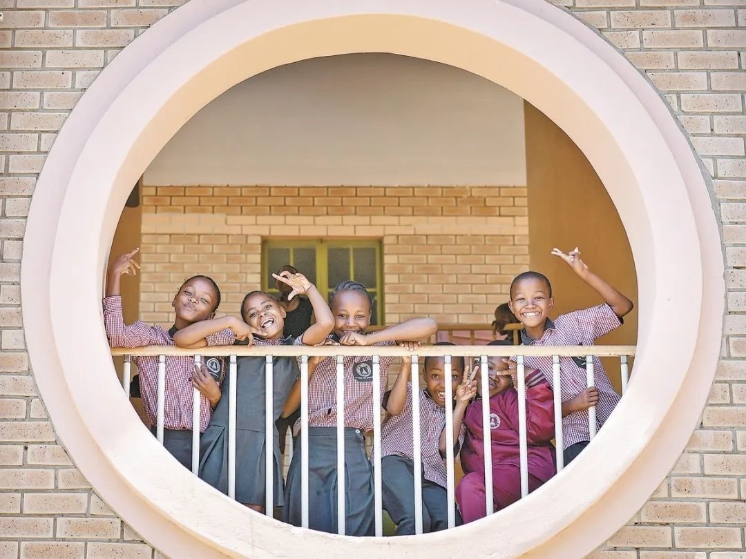 位于博茨瓦納南部的莫帕尼小學(xué)是中國援建的現(xiàn)代化學(xué)校，當(dāng)?shù)貎和慕逃龡l件因此得到改善。圖為莫帕尼小學(xué)課間休息的學(xué)生們。新華社記者 韓旭 攝