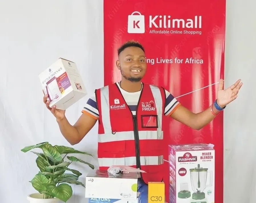 隨著“絲路電商”國際合作深入推進(jìn)，共建“一帶一路”國家雙多邊數(shù)字貿(mào)易規(guī)則對(duì)接不斷強(qiáng)化。借助“絲路電商”合作機(jī)制，肯尼亞主播迪克森·恩甘加在當(dāng)?shù)刂辈ж?。劉婉?攝（新華社發(fā)）