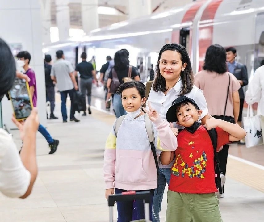 雅萬高鐵是我國在境外完成全過程勘察設(shè)計(jì)建設(shè)的首個(gè)高鐵項(xiàng)目，于去年10月17日正式開通運(yùn)營，是中印尼共建“一帶一路”合作的典范。圖為乘客在和雅萬高鐵動(dòng)車組合影留念。新華社記者 徐欽 攝