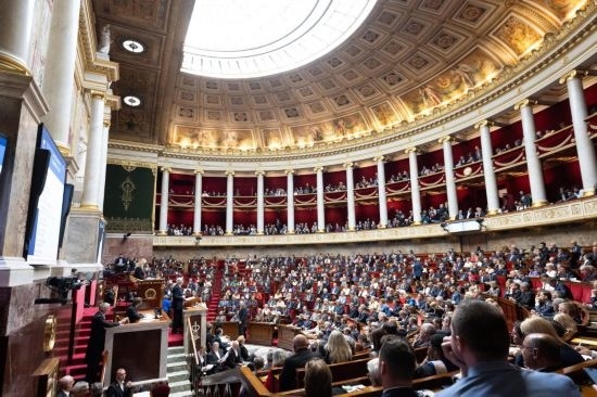 10月1日，法國總理巴尼耶在位于巴黎的法國國民議會發(fā)表演講。新華社發(fā)（杰克·陳攝）