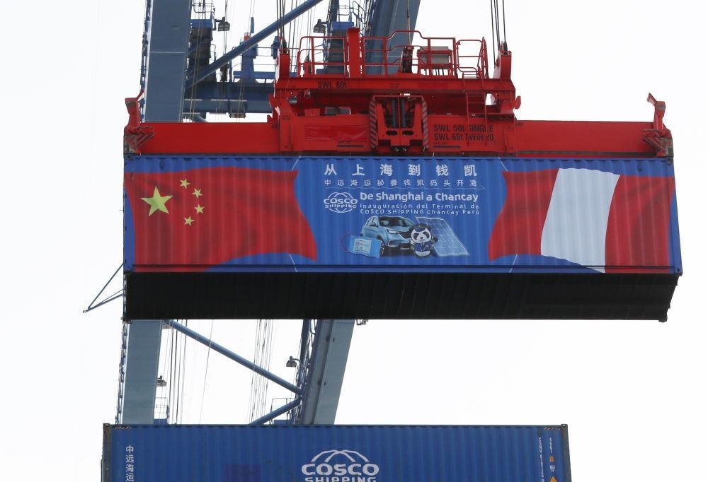 2024年11月14日，在秘魯首都利馬以北的錢凱港，岸邊智能化設(shè)備吊裝集裝箱。
