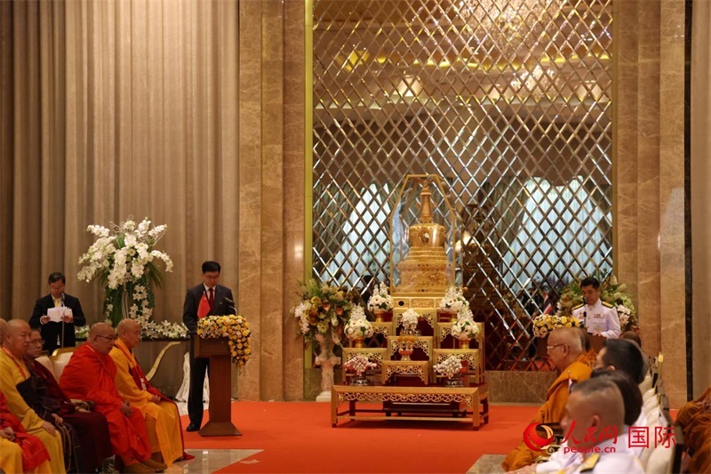 中泰兩國(guó)代表在曼谷廊曼軍用機(jī)場(chǎng)舉辦的迎請(qǐng)儀式上致辭。人民網(wǎng)記者楊一攝