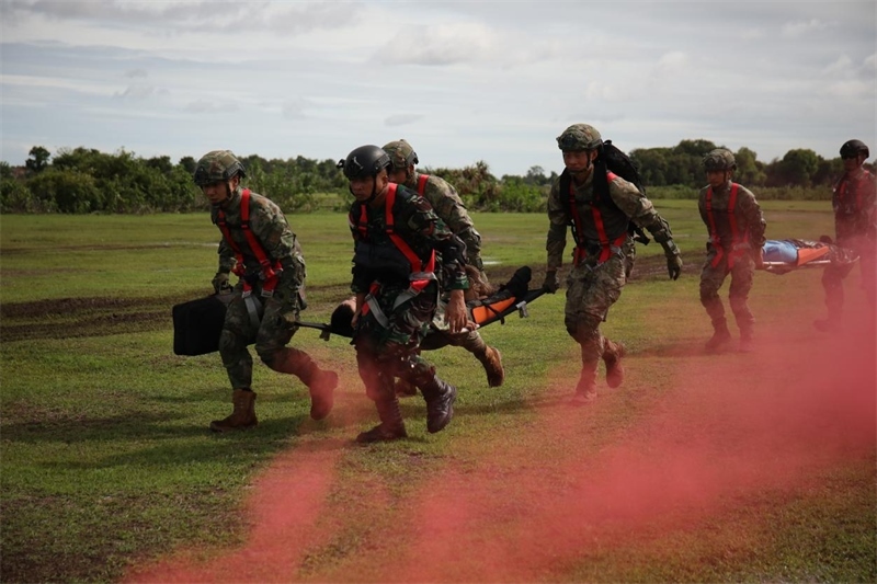 中印尼雙方空降兵隊(duì)員空降至指定地域后，迅速展開“傷病員”救治和轉(zhuǎn)移。段江山攝