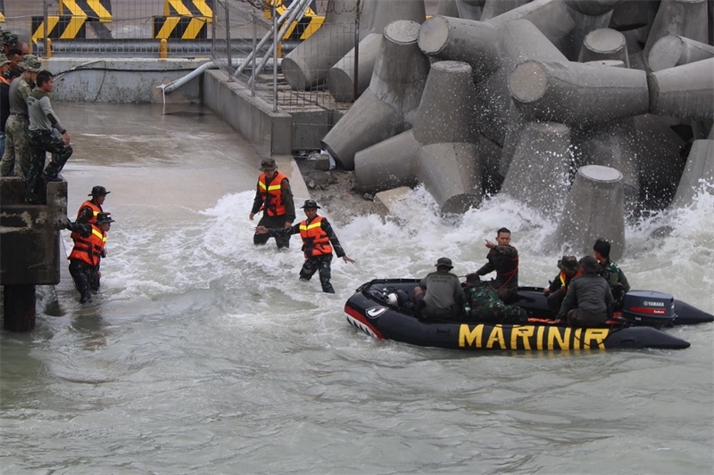 中印尼雙方海軍參演官兵協(xié)力將“落水人員”救上橡皮艇。周宇攝