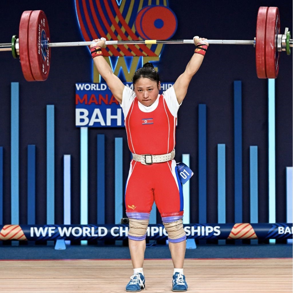 圖為李盛金在比賽中。圖片來源于國際舉重聯(lián)合會官網(wǎng)