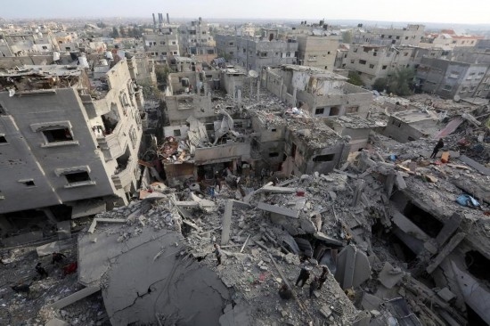 這是12月7日在加沙地帶中部努賽賴特難民營拍攝的遭以軍轟炸后的建筑廢墟。新華社發(fā)（里澤克·阿卜杜勒賈瓦德攝）