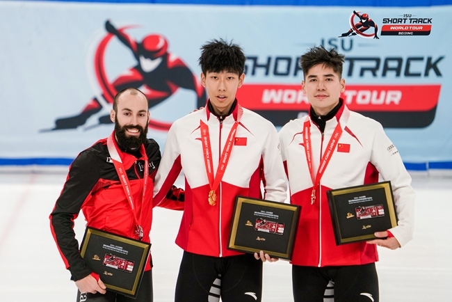 男子500米頒獎(jiǎng)儀式，中國選手孫龍(中)奪得冠軍，加拿大選手杜博伊斯(左)獲得亞軍，中國選手劉少昂獲得季軍。賽事組委會(huì)供圖