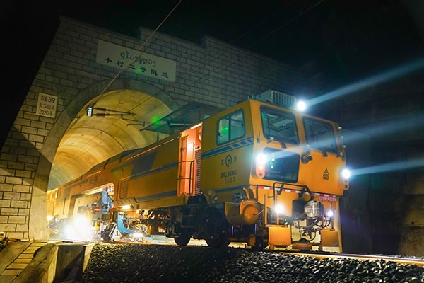 中老鐵路瑯勃拉邦維保管理中心的中老員工共同作業(yè)。周星攝