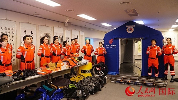 國(guó)航日韓支社捐贈(zèng)的專業(yè)救援裝備。人民網(wǎng) 蔣曉辰攝