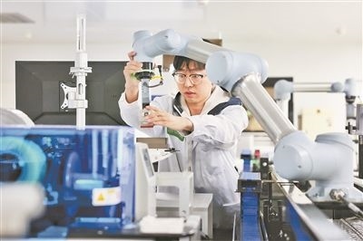 廣東省深圳市科研人員在實(shí)驗(yàn)室調(diào)試智能機(jī)器人。視覺中國供圖