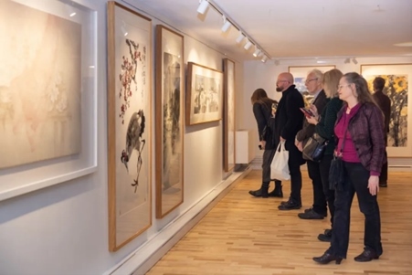 來賓參觀畫展。中國駐瑞典大使館供圖