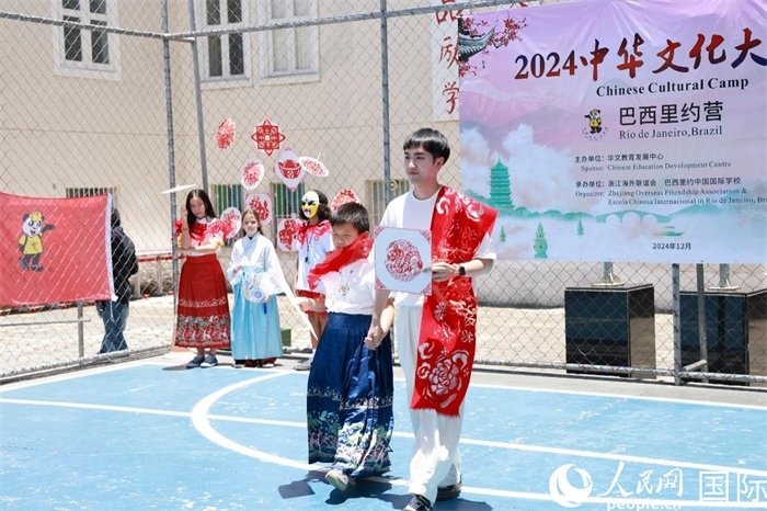 《SHOW美中華》通過國(guó)風(fēng)服飾走秀，將傳統(tǒng)文化與現(xiàn)代創(chuàng)意完美結(jié)合。人民網(wǎng)記者 陳海琪攝