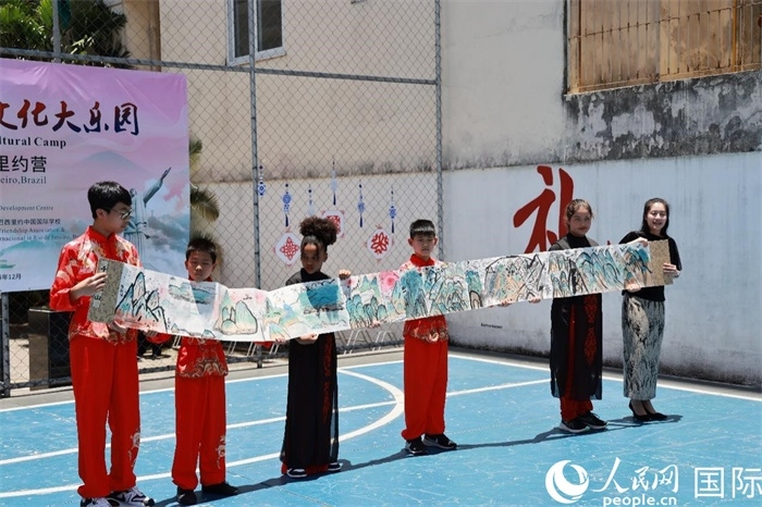 《一書一畫》展現(xiàn)了小營(yíng)員們的繪畫技巧。人民網(wǎng)記者 陳海琪攝