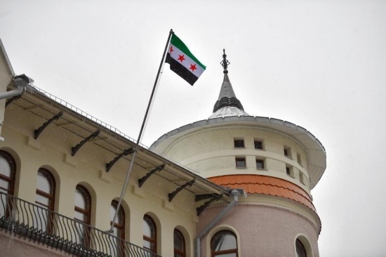 12月9日，在俄羅斯首都莫斯科，敘利亞駐俄羅斯使館升起代表敘利亞反對派的旗幟。新華社發(fā)（亞歷山大攝）