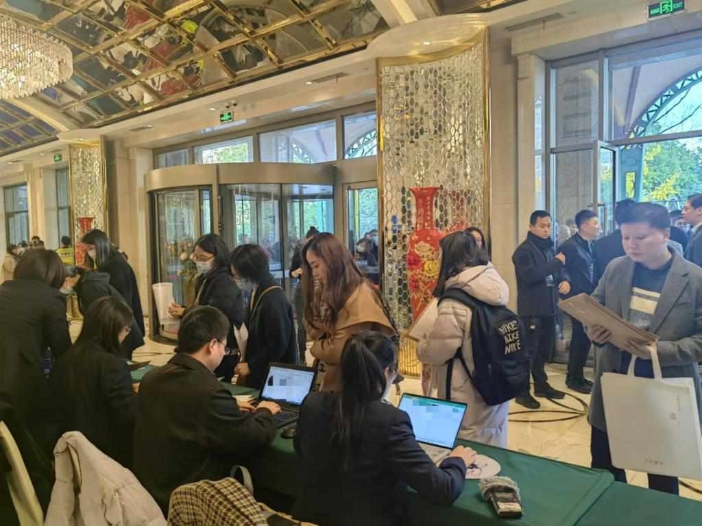 12月12日，第十批國家組織藥品集中帶量采購現(xiàn)場。新華社記者龔雯 攝