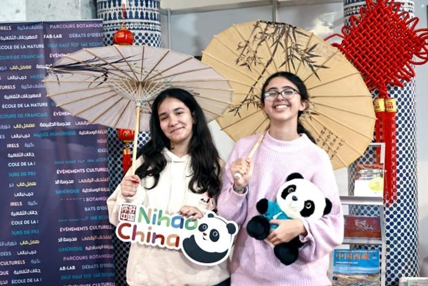 兩名女孩在合影。拉巴特中國文化中心供圖