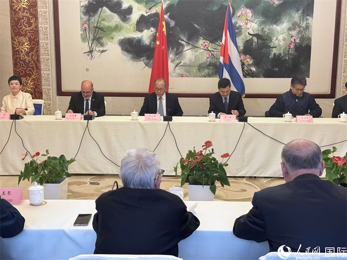 “紀念首批中國學(xué)生赴古巴留學(xué)暨中古開啟教育合作60周年座談會”在京舉辦。人民網(wǎng)記者 趙健攝