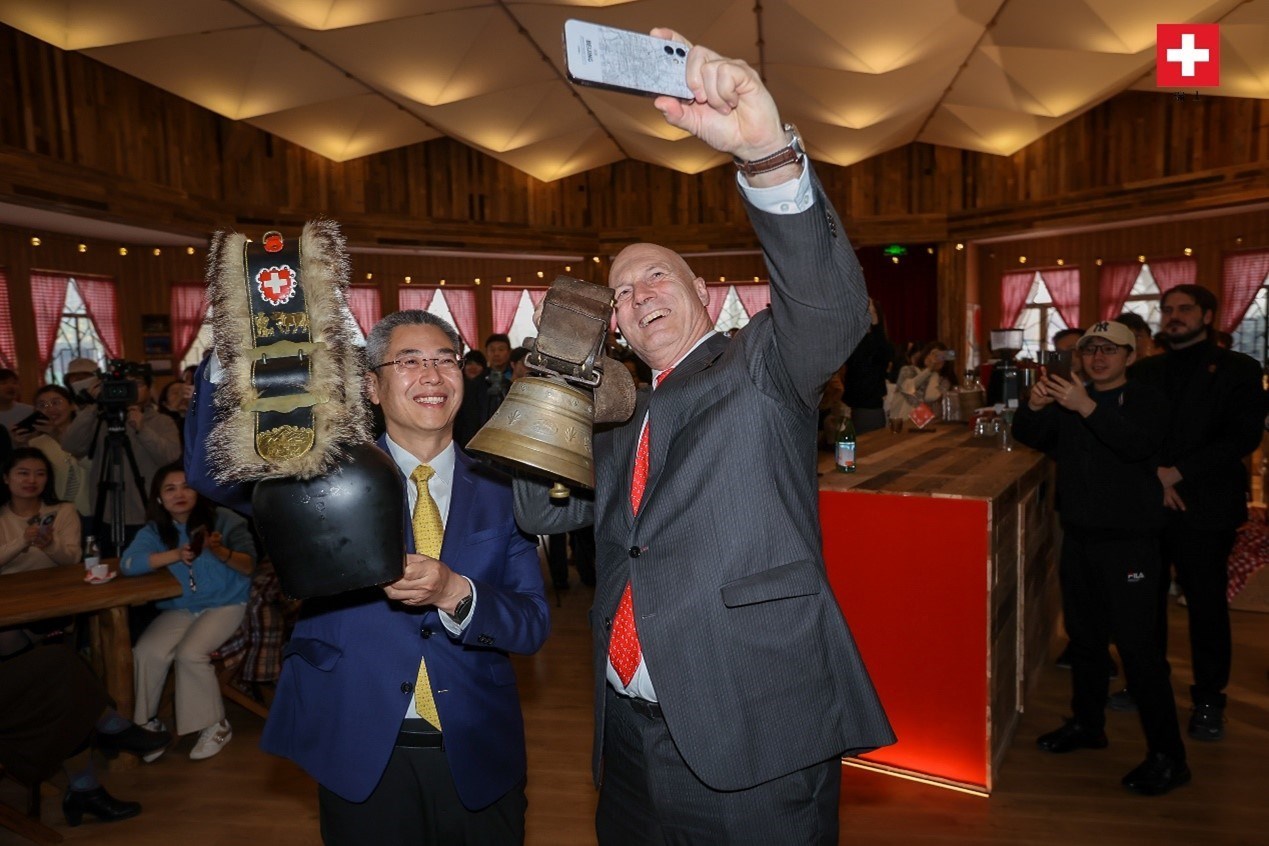 瑞士駐華大使白瑞誼與北京市西城區(qū)委副書記、代區(qū)長郅海杰搖響瑞士牛鈴，共同為小木屋揭幕。瑞士駐華大使館供圖