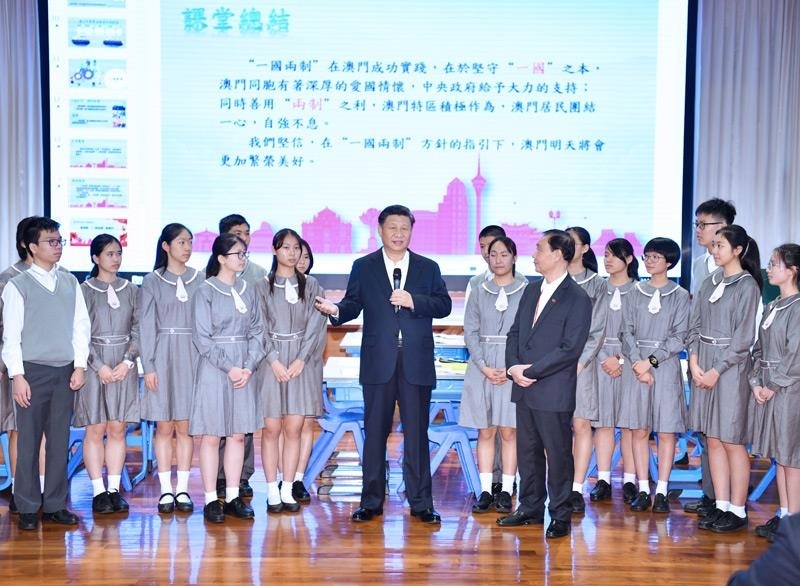 △2019年12月19日，在濠江中學(xué)附屬英才學(xué)校觀摩以“‘一國兩制’與澳門”為題的中國歷史公開課后，習(xí)近平主席走到學(xué)生中間即席發(fā)表重要講話。
