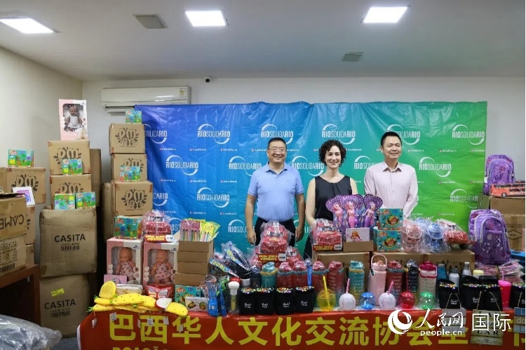 中國(guó)駐里約熱內(nèi)盧總領(lǐng)館副總領(lǐng)事王尉育（右）、里約慈善協(xié)會(huì)主席保拉·菲格雷多（中）、巴西華人文化交流協(xié)會(huì)主席上官建峰（左）出席捐贈(zèng)活動(dòng)并致辭。人民網(wǎng)記者 陳海琪攝