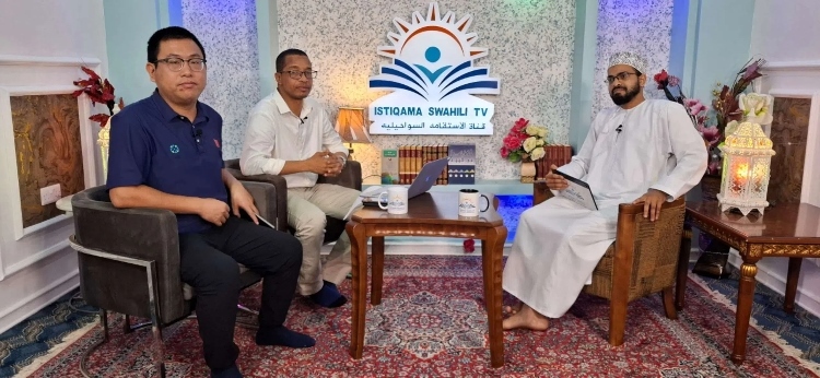 牛曉兵主任參與當(dāng)?shù)仉娨暸_訪談。中國援桑醫(yī)療隊供圖