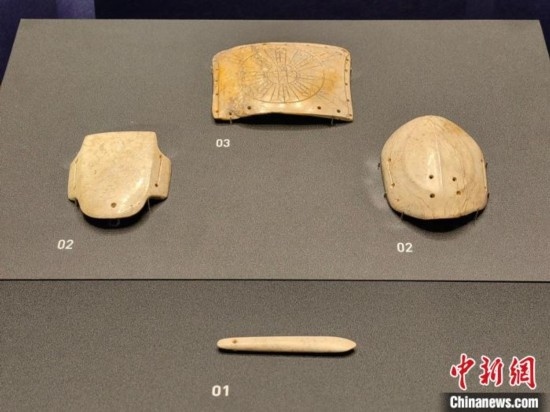 12月14日，“文明先鋒—凌家灘文化玉器展”在故宮博物院文華殿開幕。圖為展覽現(xiàn)場的玉龜、玉版和玉簽。 中新社記者 應妮 攝