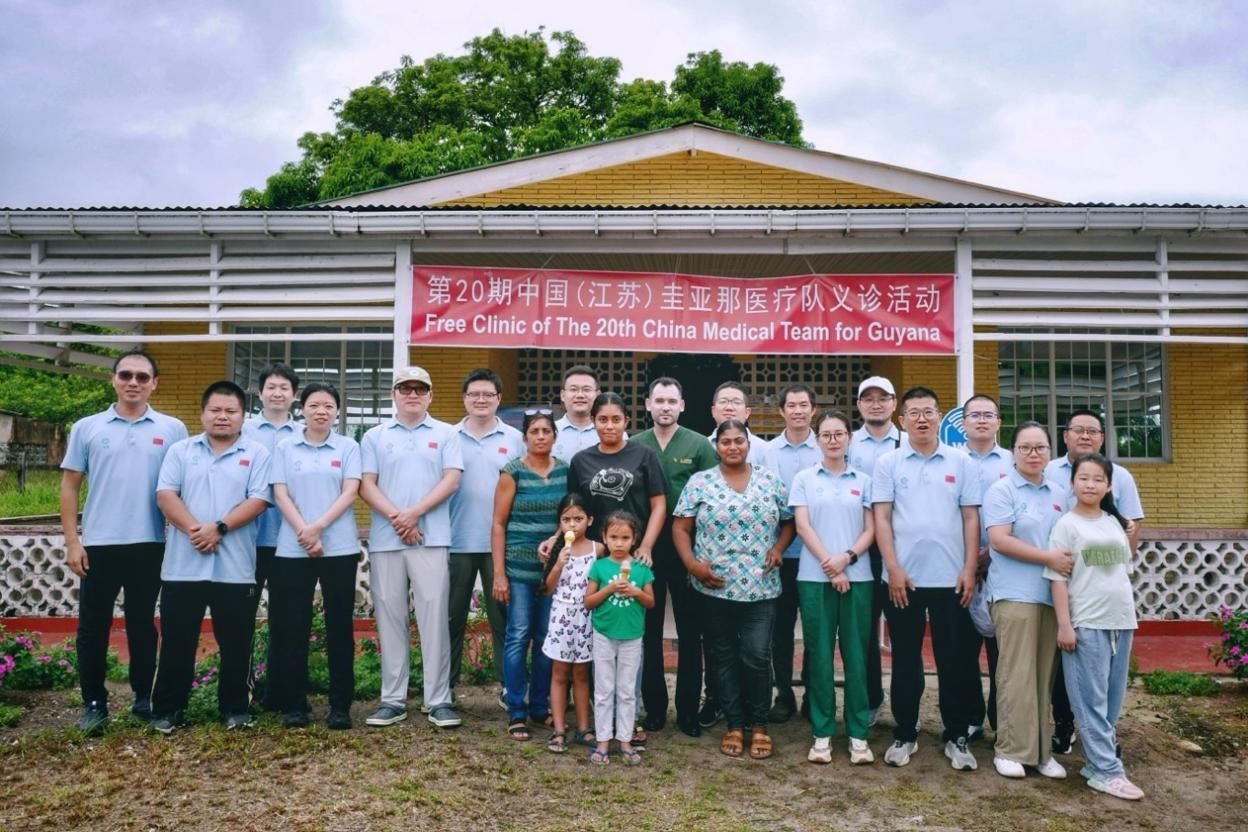 第20期中國(guó)（江蘇）援圭亞那醫(yī)療隊(duì)在圭偏遠(yuǎn)的林登高速社區(qū)開(kāi)展義診后，與部分當(dāng)?shù)鼐用窈嫌啊?中國(guó)援圭醫(yī)療隊(duì)供圖