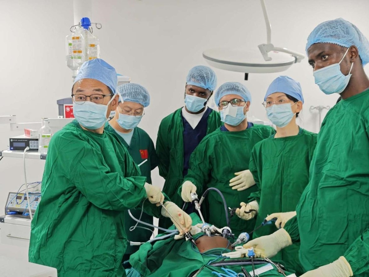 中外醫(yī)師合作進(jìn)行腹腔鏡手術(shù)。中國(guó)援桑醫(yī)療隊(duì)供圖