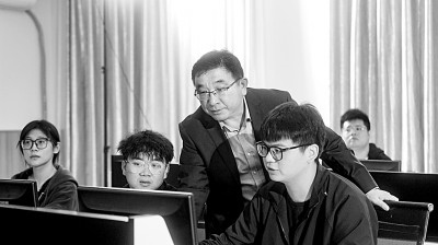 于濤教授對團隊成員進行技術(shù)指導(dǎo)。資料圖片